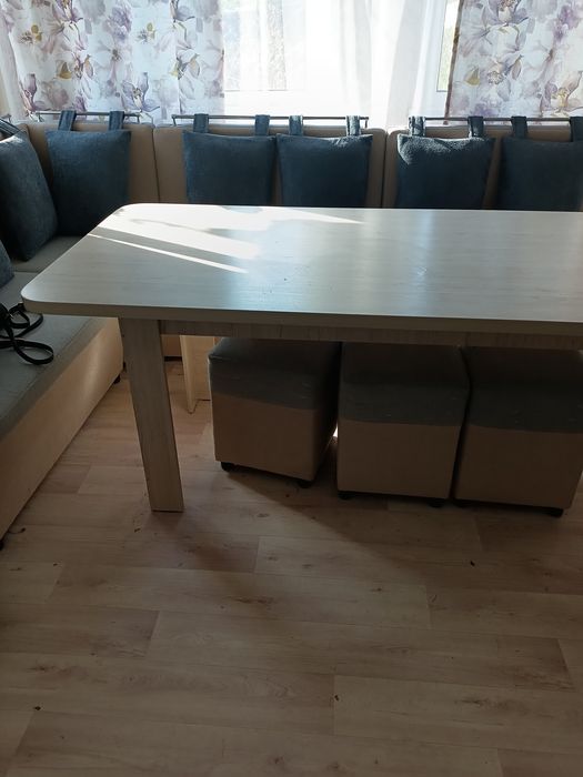 Продам стол и 4 пуфика