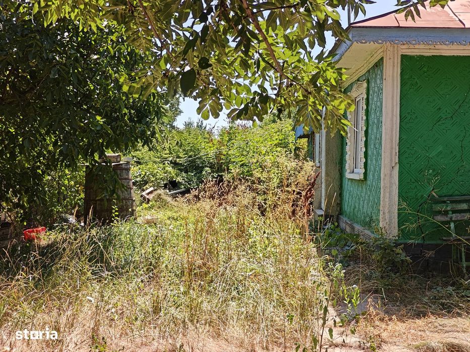 Două case și 9.300 mp de teren în zona Bogdănești