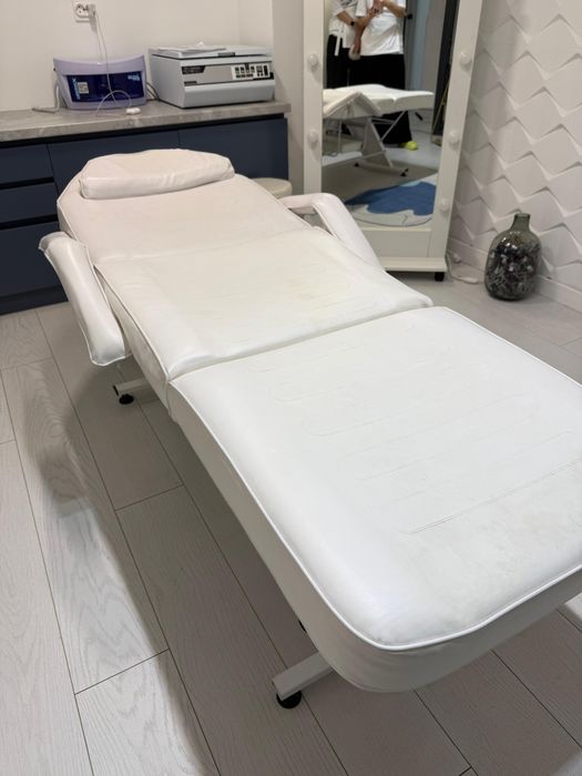 Белая кушетка для клиники кабинетов