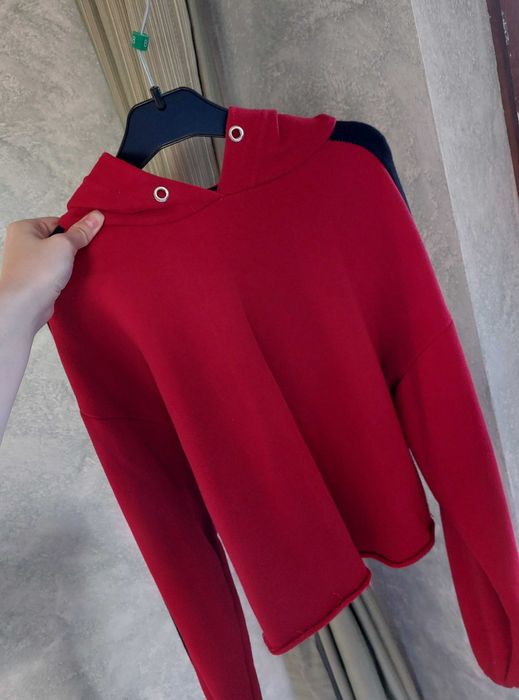 Pulover scurt cu glugă