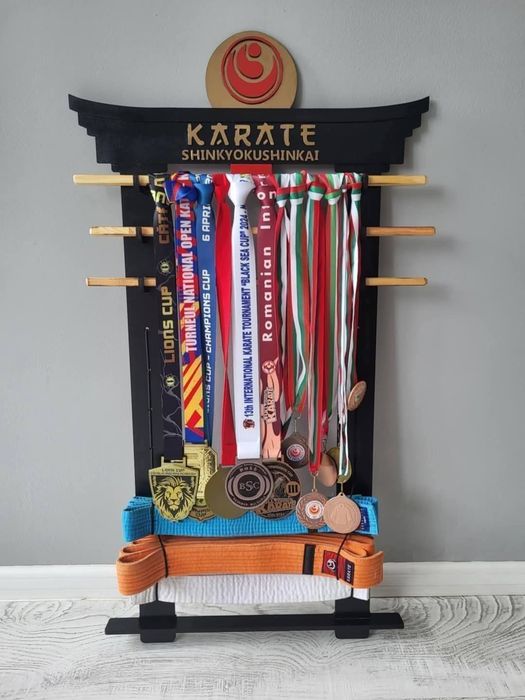 Поставка за медали и колани.