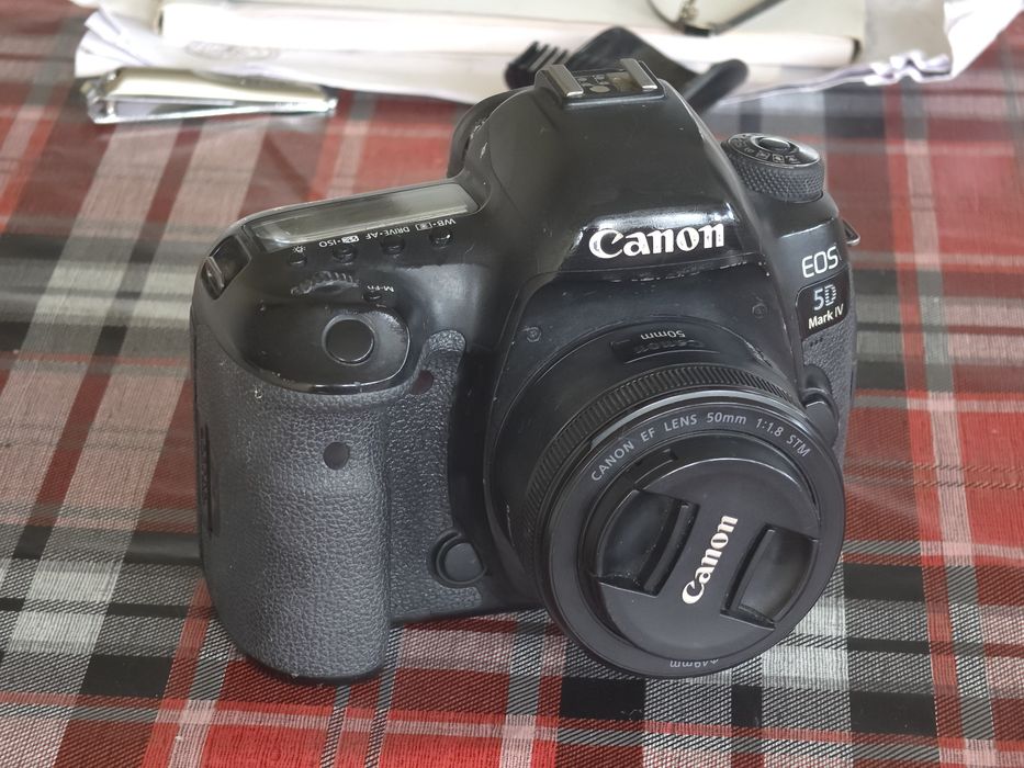 Canon 5D Mark IV cu obiectiv Canon 50 mm f/1.8