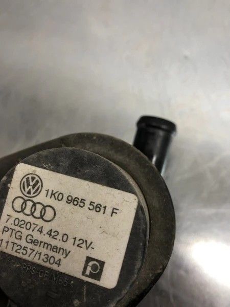 Pompa auxiliara recirculare apa Volkswagen Golf Plus MK6 2012 cod 1K0965561F