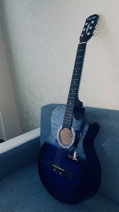 Ronnie Wood AG38C BLS — это бюджетная акустическая гитара размера 38 д