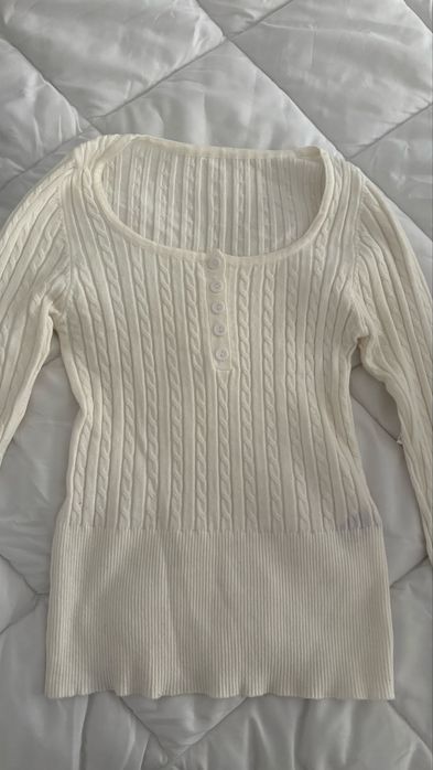 Бял пуловер.