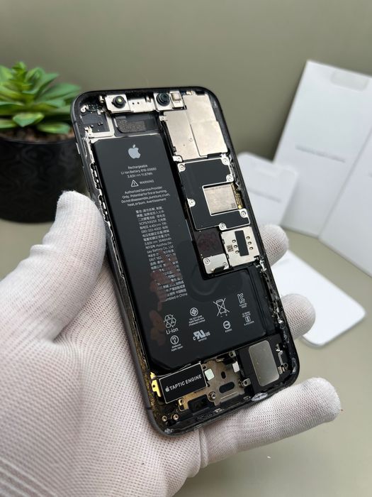 iPhone 11 Pro, на части, изгоряла платка