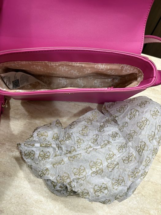 Розова чанта GUESS