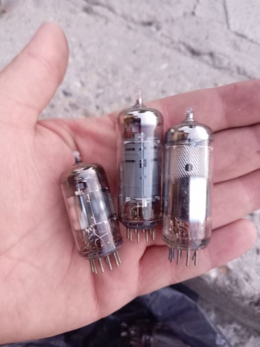 Стари радио телевизионни лампи