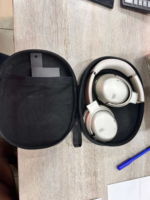 Продавам JBL Tour One M2 – Висок клас безжични слушалки