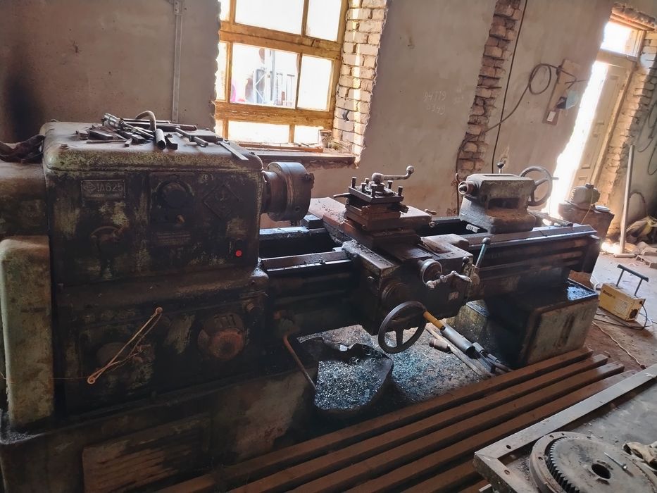 Токарный станок сотилади