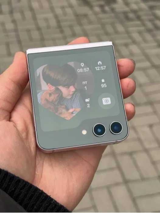 Samsung Galaxy Z Flip 5 8/256 ГБ — идеальное состояние