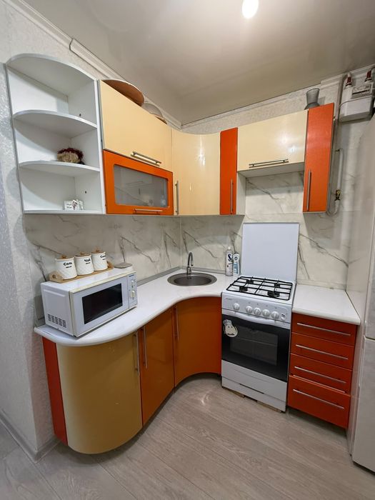 Продам кухонный вместе с газплитой