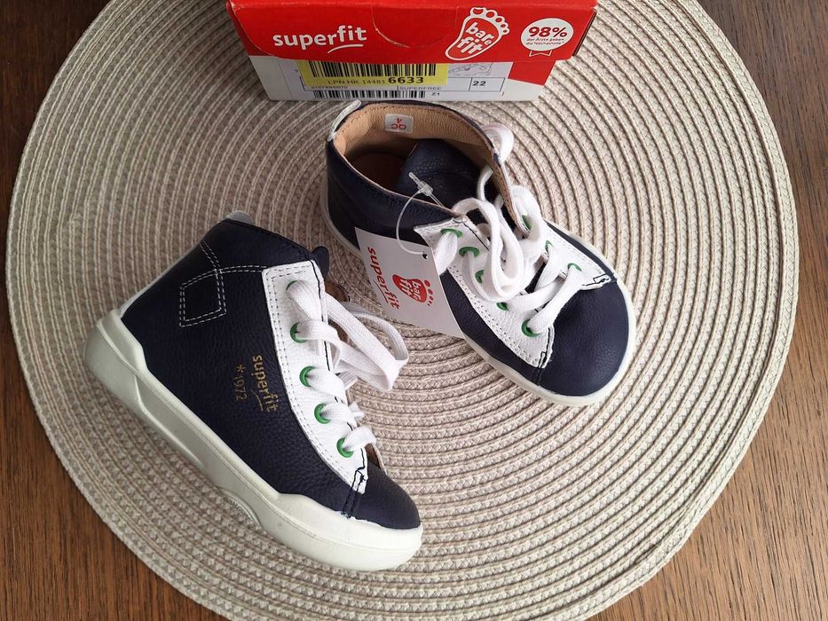 Боси есенни обувки Superfit за прохождащо бебе