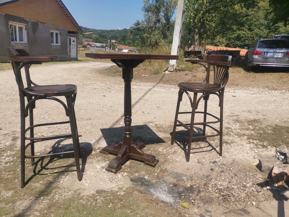 Masă de cafea cu doua scaune