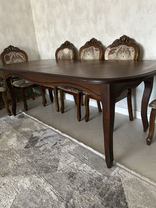 Стол со стульями для гостиной