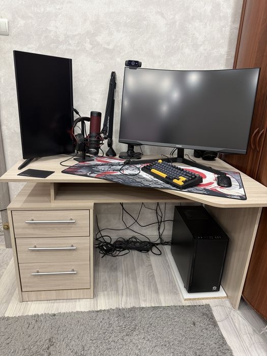 Продам компьютерный стол б/у