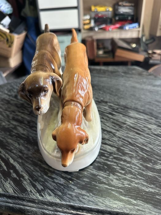 красива голяма порцеланова фигура ловни кучета Royal Dux