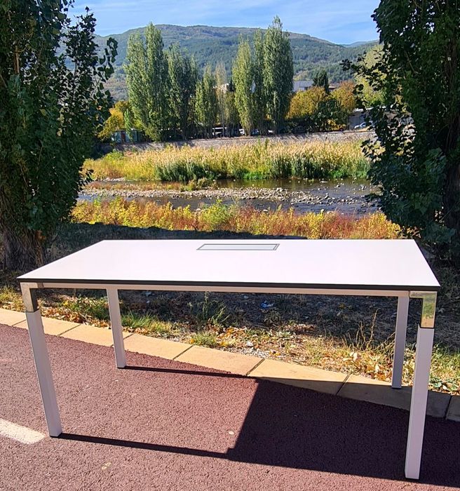 Бюро steelcase с регулиращи крака за дома и офиса оборудване