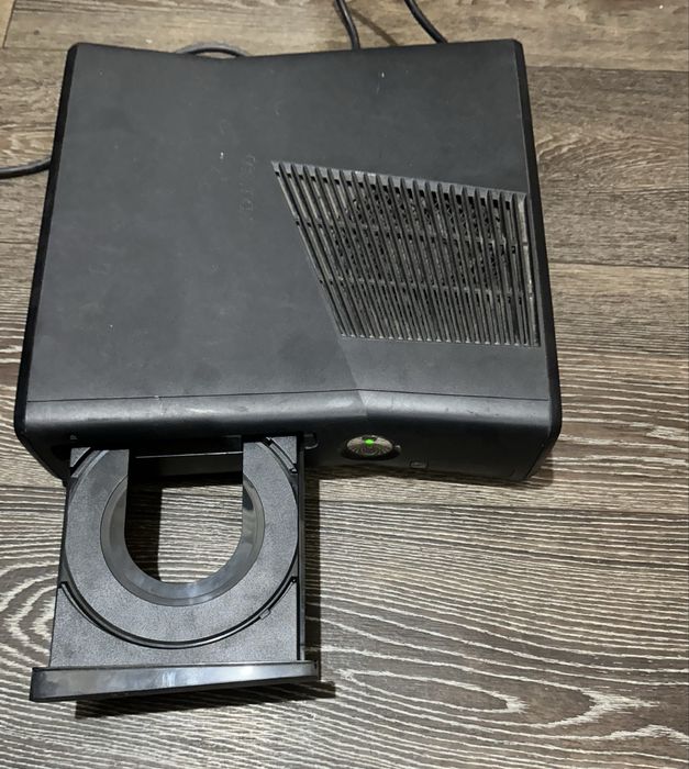 Продам XBOX 360 в хорошем состоянии