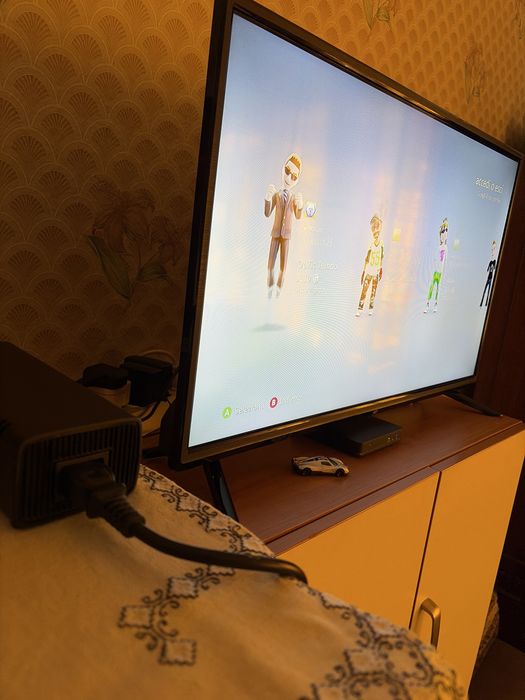 Продавам Xbox 360 с 2 джостика и 25 игри !