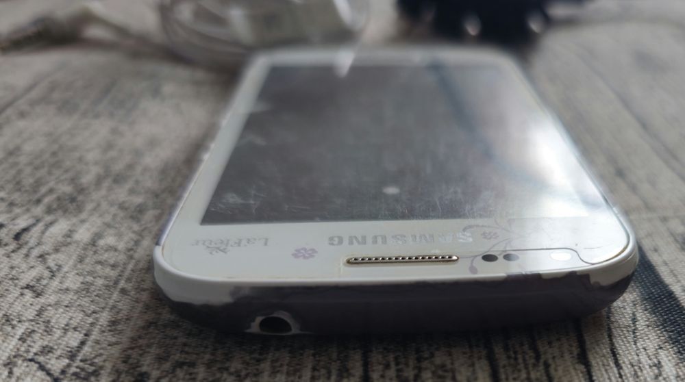 Смартфон Samsung Galaxy S Duos GT-S7562 White La Fleur 4GB, бял цвят