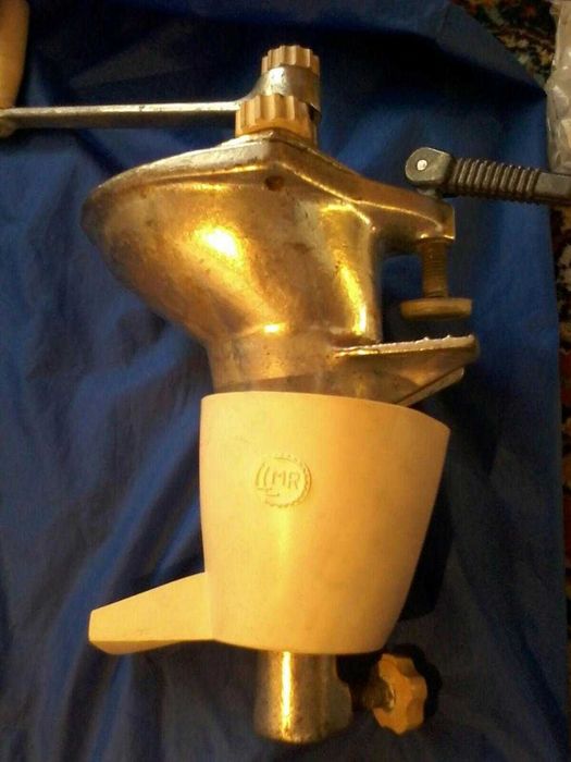 Чугунная соковыжималка СБ-4 . завод *Лиепайсельмаш* СССР  1984 г.