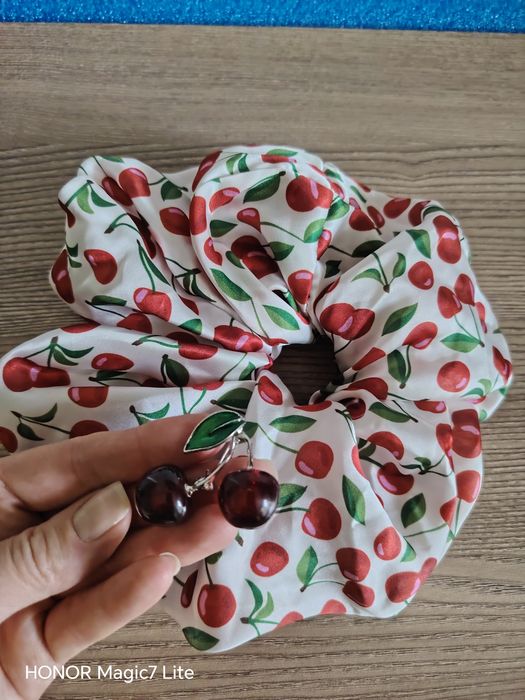 Брошка и скрънчи с черешки, панделки