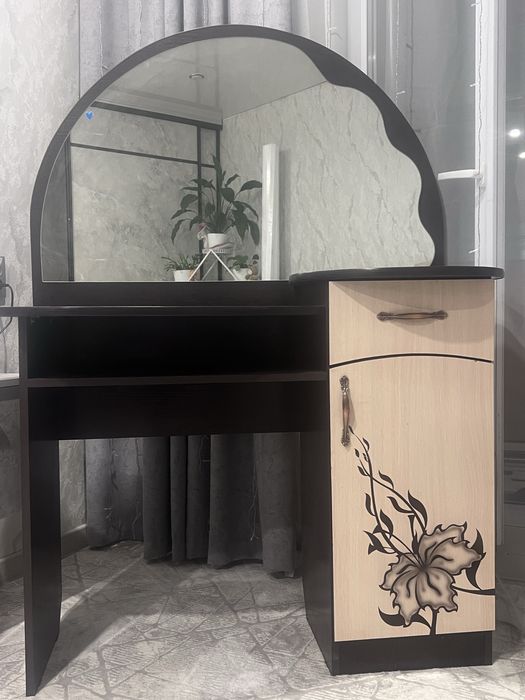 Продам трюмо ссзеркалом