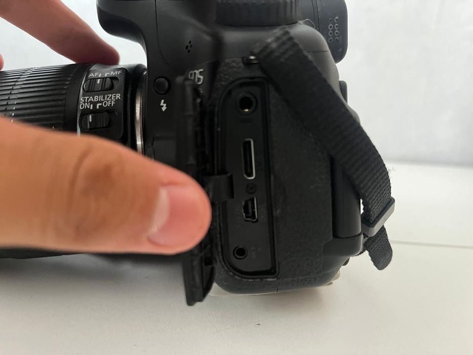 Фотоаппарат Canon EOS60D с встроенным вспышкой