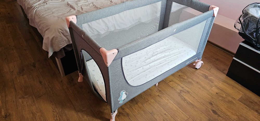 Kinderkraft кошара + 10 cm дебел матрак + протектор за матрака + чаршаф, в много добро състояние (почти нови)
