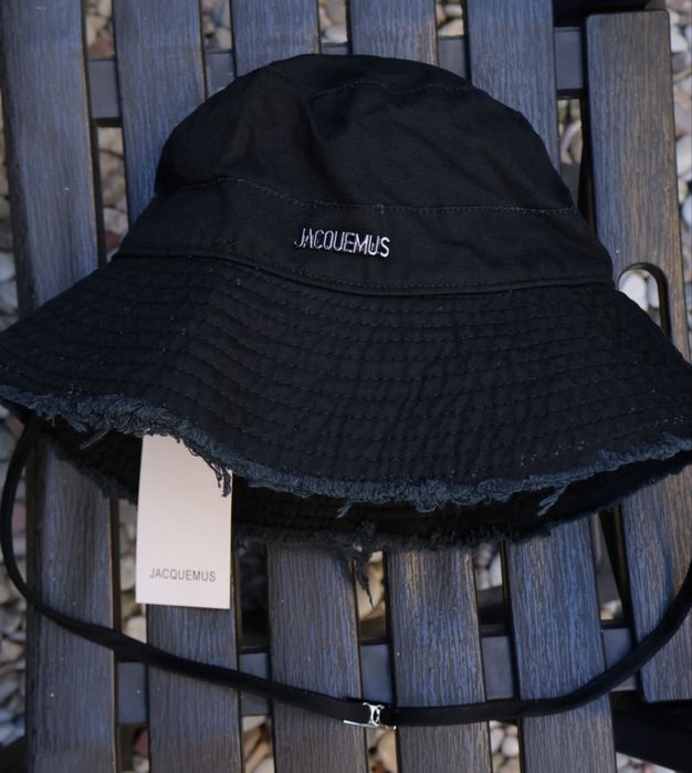 Дамски шапки Jacquemus