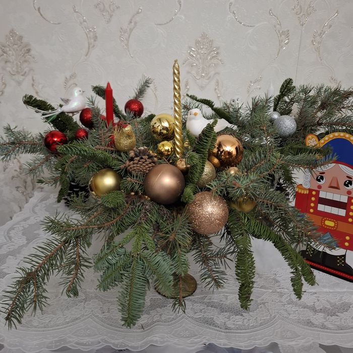 Новогодняя композиция из живых еловых веток.веток