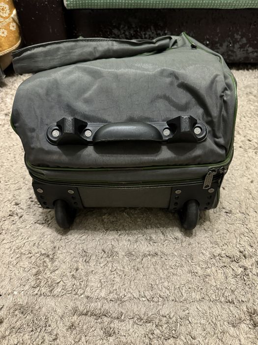 Б/у чемоданы в разных состояниях