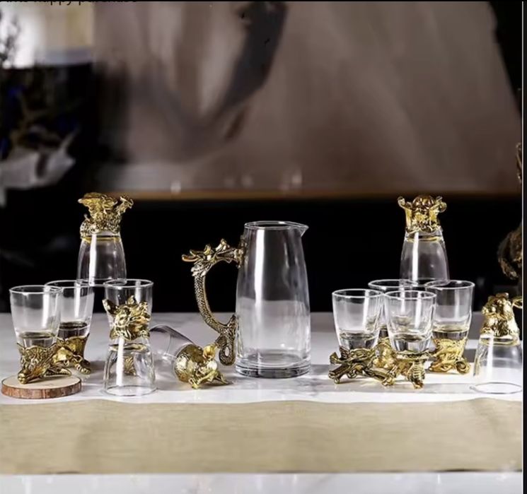 Елегантен люксозен комплект: стъклен графин и 12 зодиакални чаши