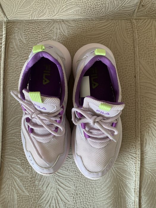 Продам детские  кросовки для девочки