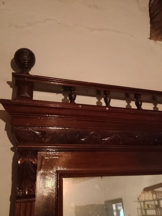 Oglinda cu ramă de lemn
