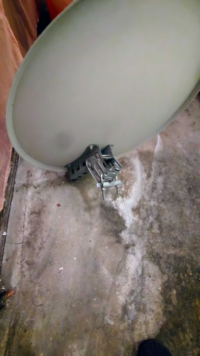 Продава сателитна чиния.