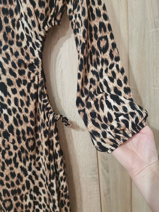 Vând rochie animal print