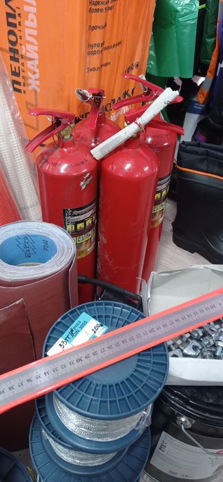 Огнетушители порошковые и углекислотные.