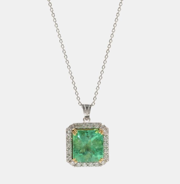 Spectaculos set din aur bicolor, decorat cu diamante și smaralde de Columbia, însoțit de trei certificate gemologice IGI