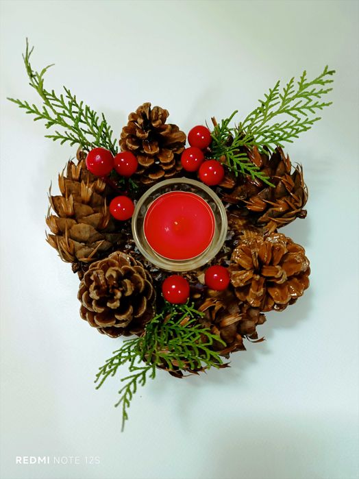 Ръчно изработена коледна декорация от шишарки с червена свещ