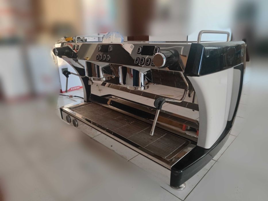 Продаю кофемашину с кофемолкой все идеально работает.