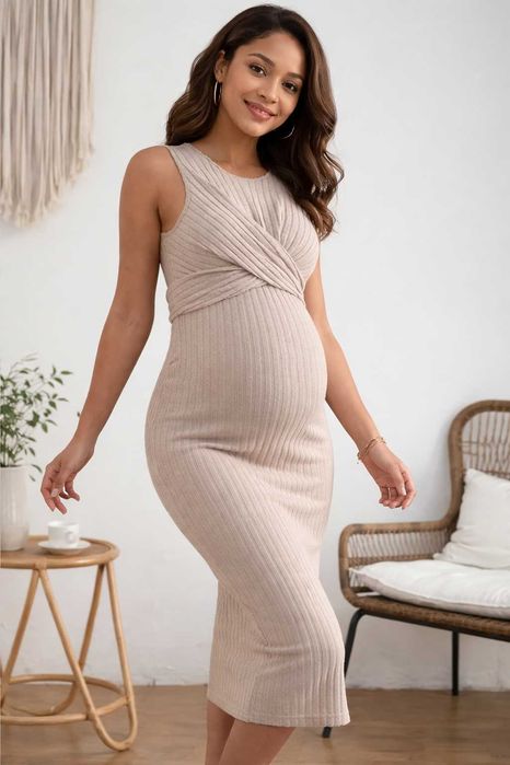 Елегантна бежова рокля за бременни с ефектен дизайн