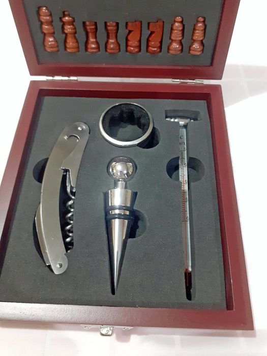 Комплект шах с аксесоари за вино