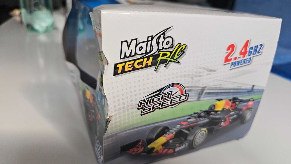 Maistro Aston Martin Red Bull RB15. 1:24 Болид + ключодържател (от UK).