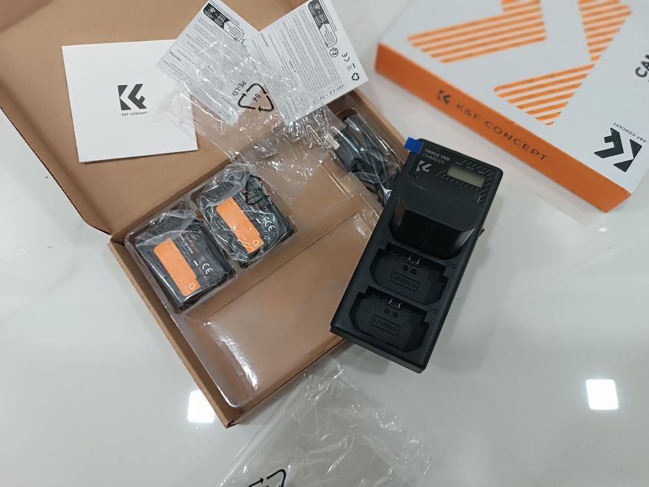 Зарядно и 3 бр.батерии за фотоапарат Sony