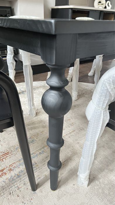 Стильный деревянный стол