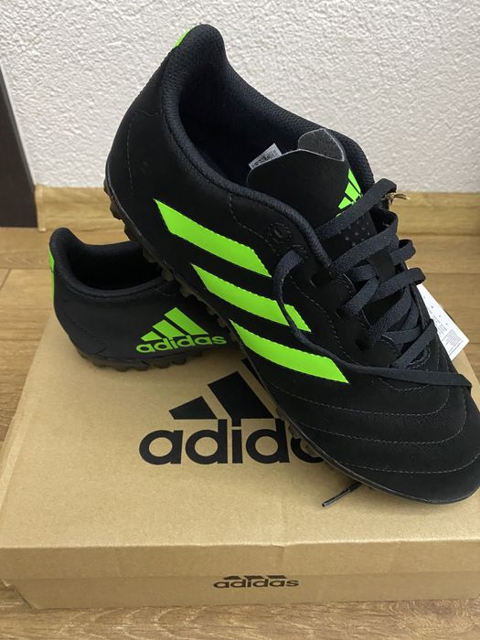 Маратонки “стоножки” Adidas за изкуствен терен