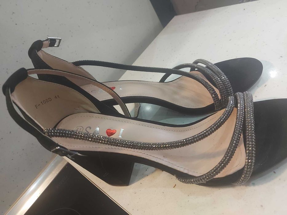 Черни сандали с ток  .