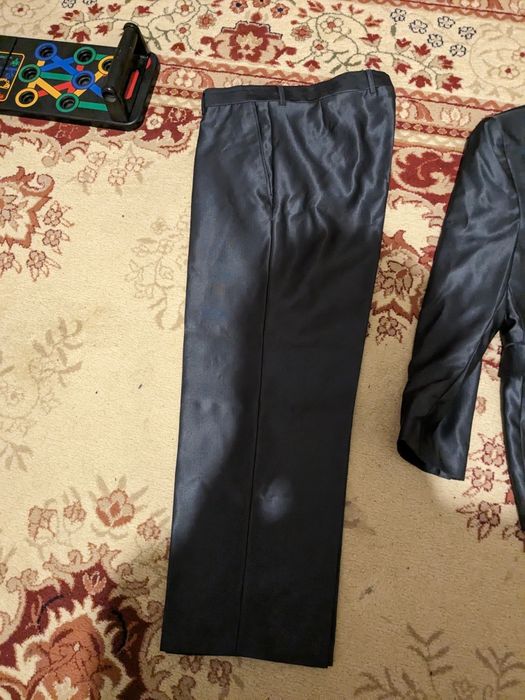 Продам костюм новый